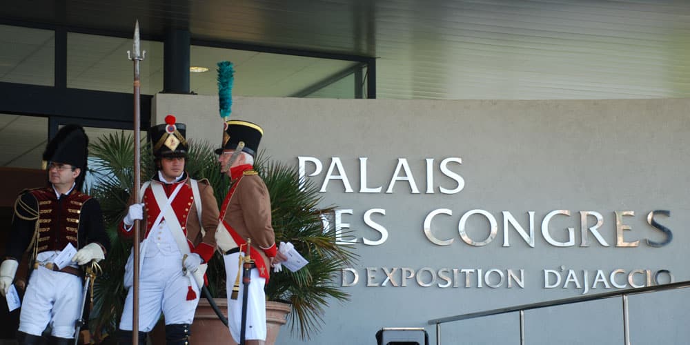 La garde impériale à l'entrée du palais des congrès